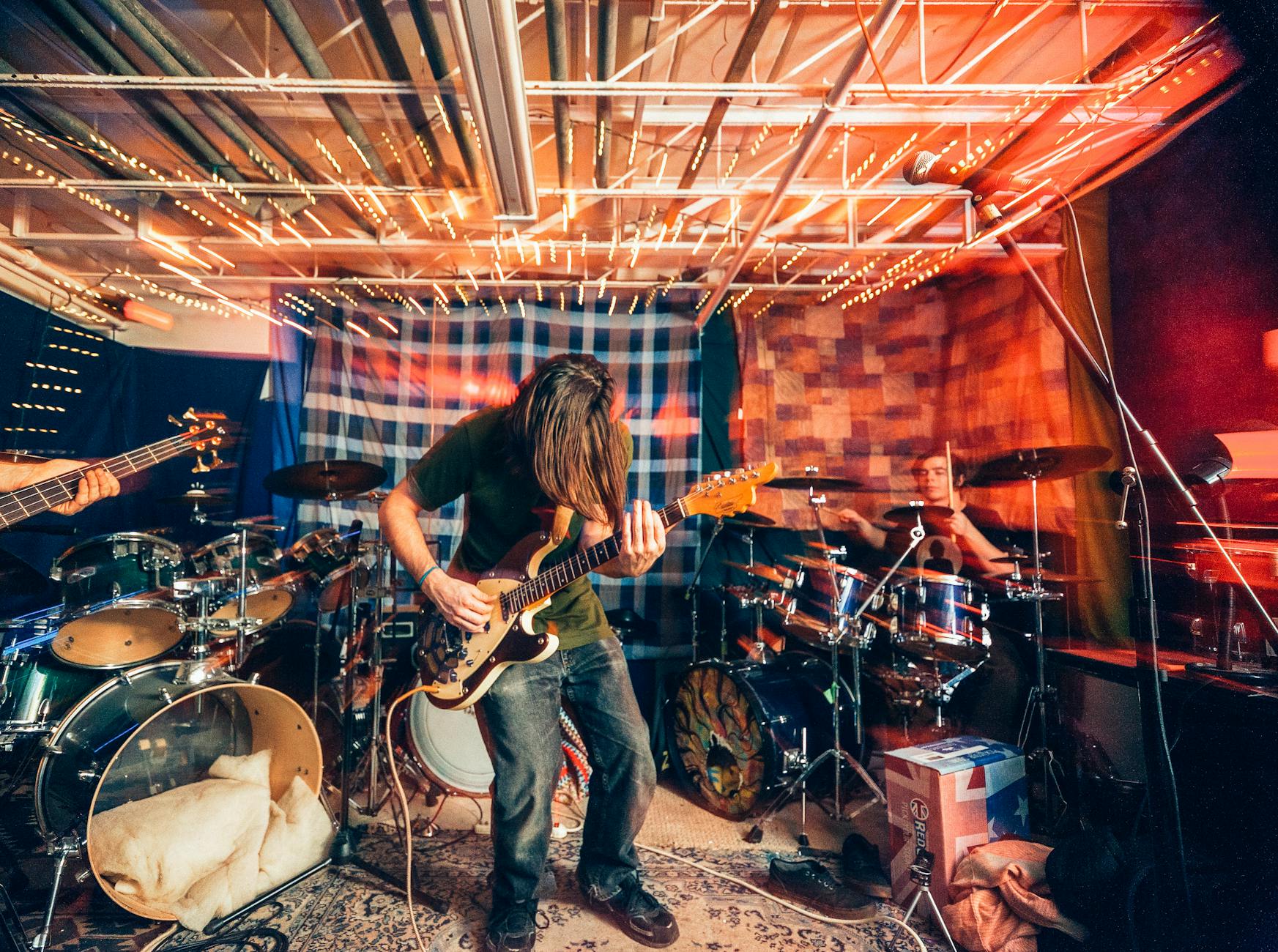 Rockowy zespół grający energetyczny koncert przy kolorowych światłach