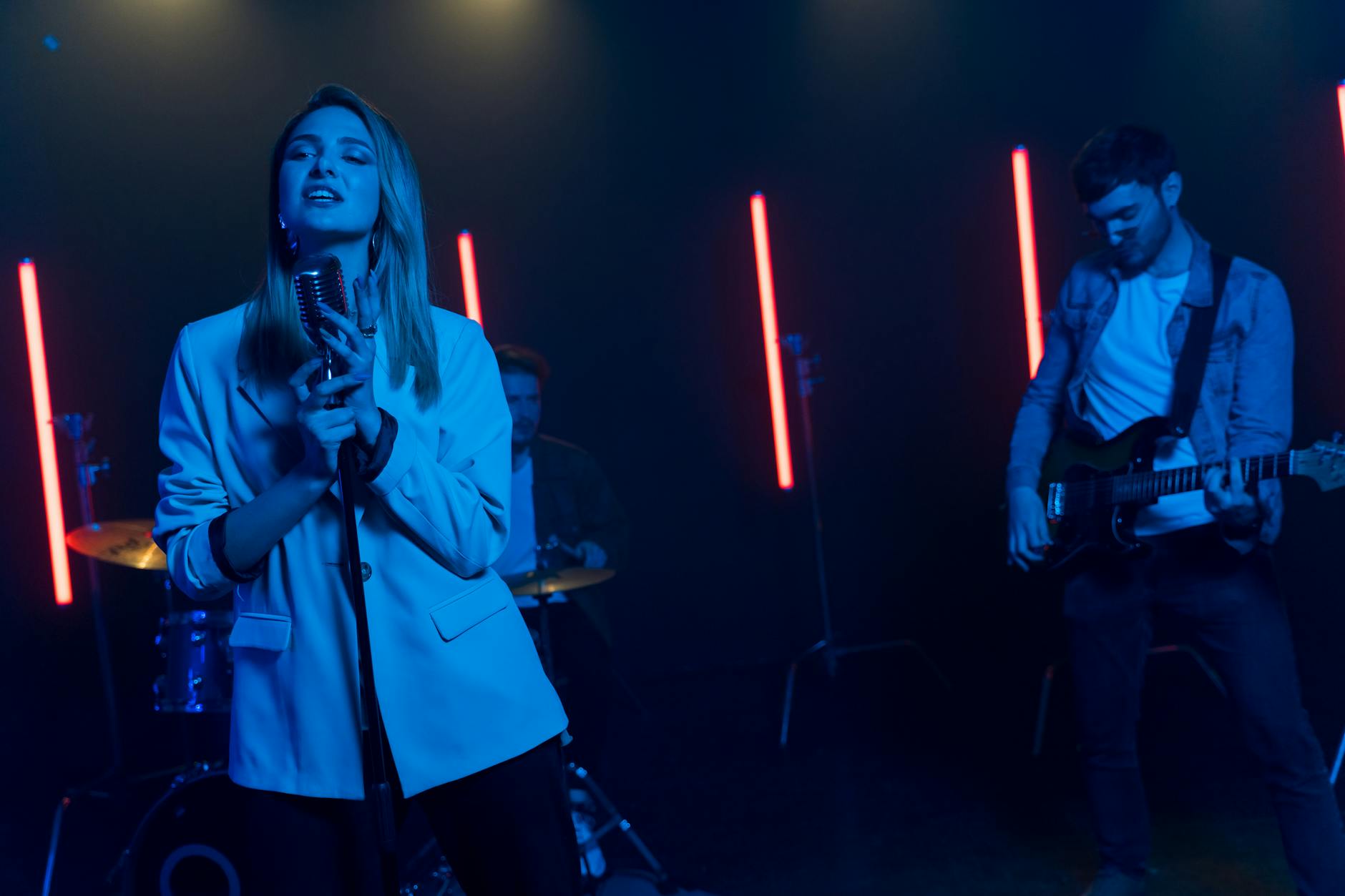 Indie rockowy zespół gra na scenie w neonowych światłach