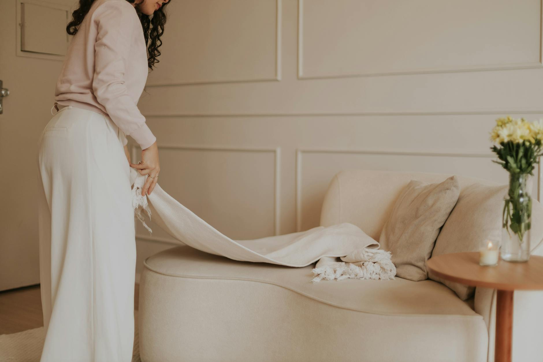 Jasny, minimalistyczny salon z nowoczesnym oświetleniem sufitowym