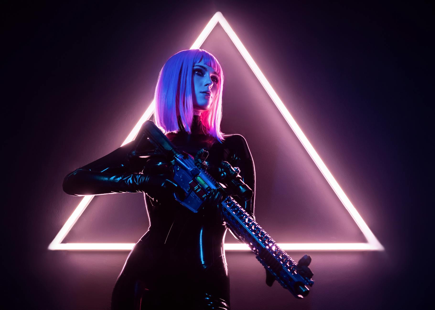 Kobieta w neonowym świetle z bronią, w cyberpunkowym stylu lat 80