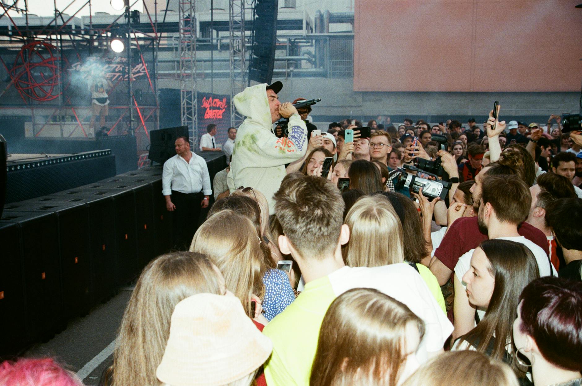 Raperka na scenie w Moskwie, publiczność unosi ręce