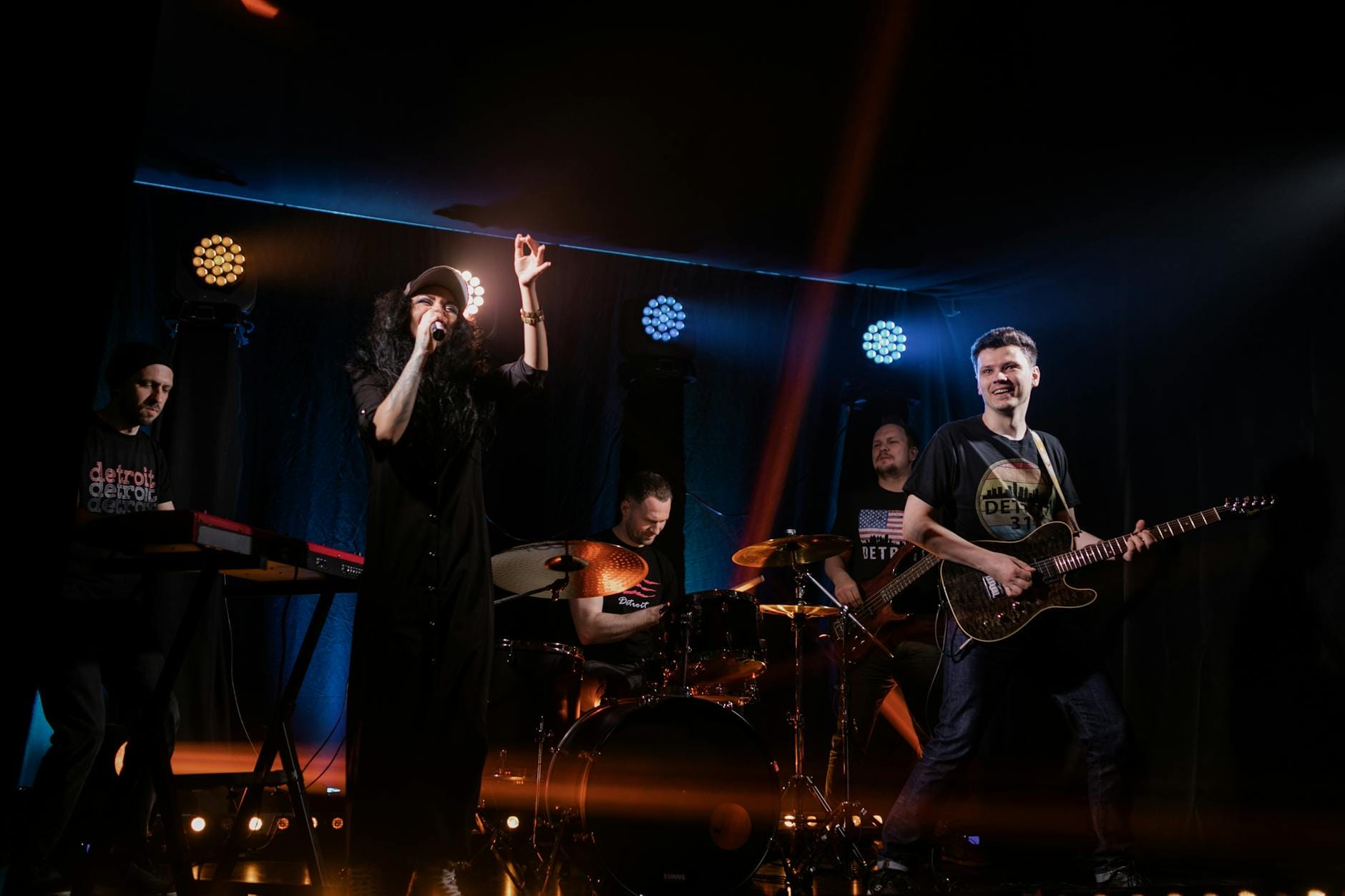 Rockowy zespół na scenie podczas energetycznego koncertu na żywo