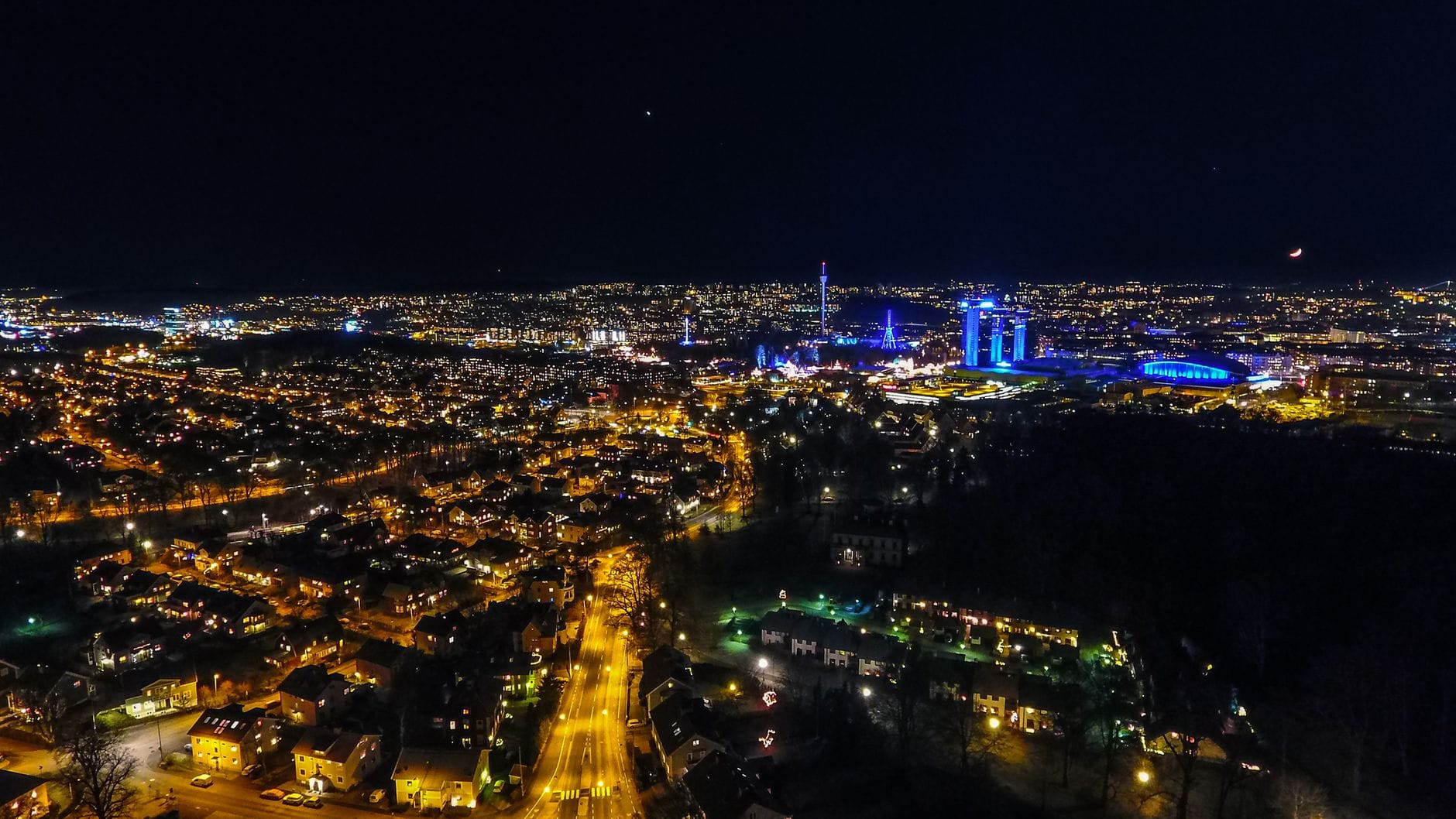 Nocna panorama Gullbergsvass w Szwecji z lotu ptaka