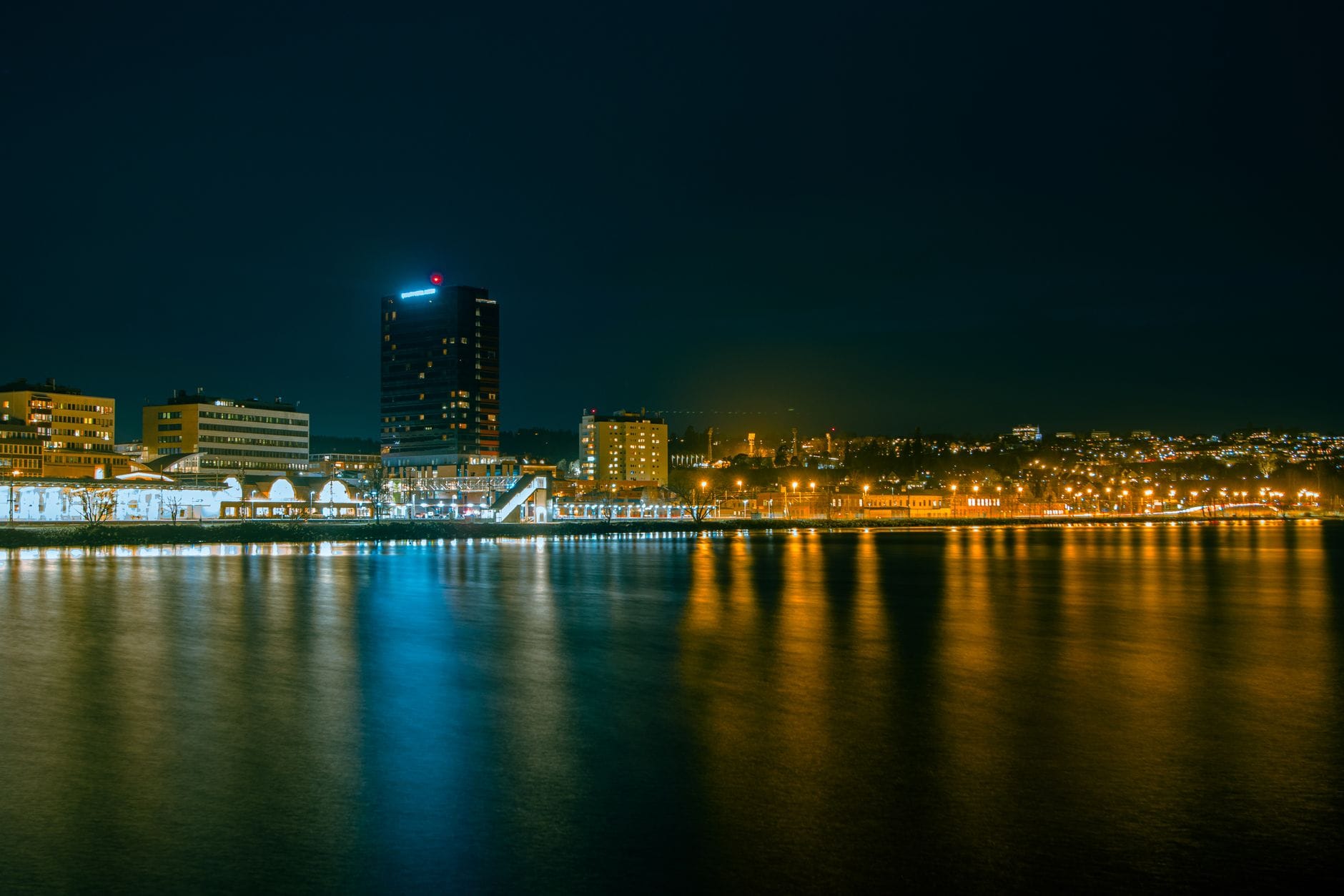 Nocna panorama Jönköping z oświetlonymi budynkami nad jeziorem