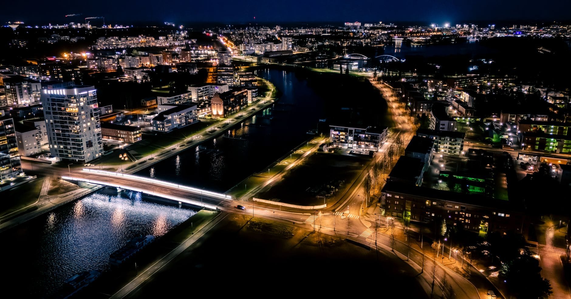 Nocny widok z lotu ptaka na oświetlone miasto w Finlandii