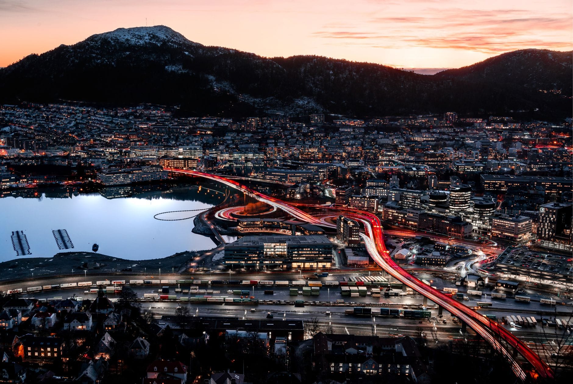 Panorama Bergen o zachodzie słońca z odbiciem świateł w wodzie