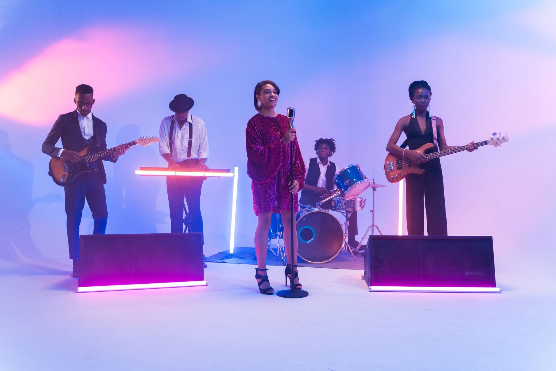 Portorykański zespół popowy na scenie w neonowych światłach